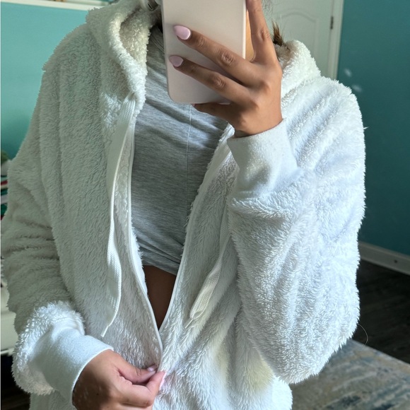 Fuzzy white zip up jacket
Size L
Great condition - Picture 2 of 3